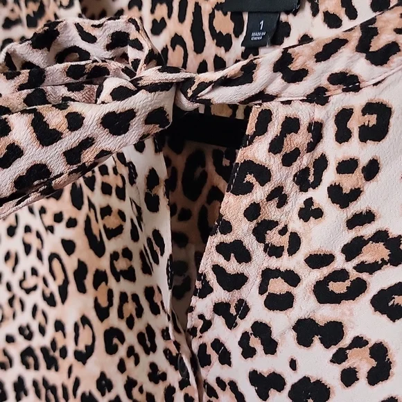 Torrid size 1 Mobwife leopard print crepe tie front button sleeveless top - Picture 4 of 7